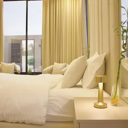 Highrise-Luxury Studio With Outdoor Sitting Area